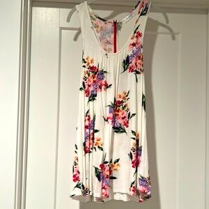 Beautiful floral pattern racerback tanktop, loose fit with zipper detail on back